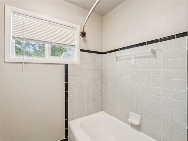 Building Photo - 2607 S Maplewood Ave