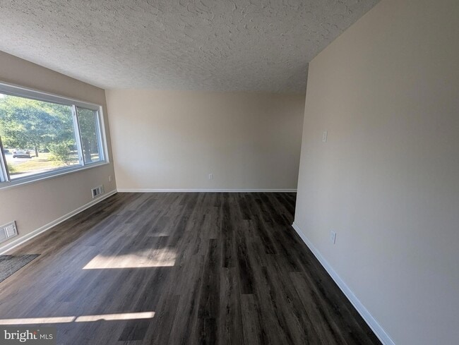 Building Photo - 6327 Willowood Ln