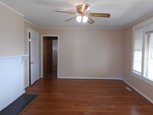 Building Photo - 4 Bedroom Near Downtown & Winthrop! ***REN...