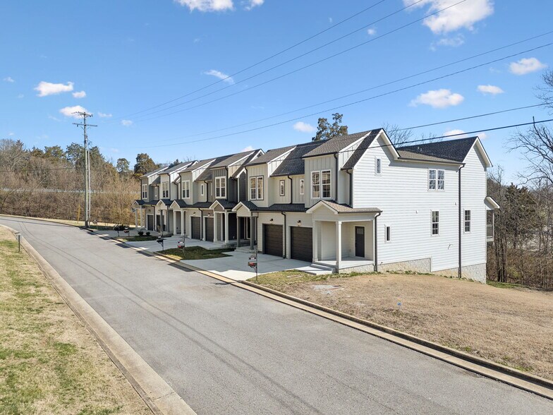 Building Photo - 2109 Chadwell Retreat Dr