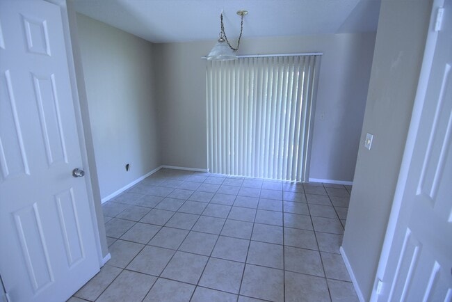 Building Photo - 423 Longwood Cir