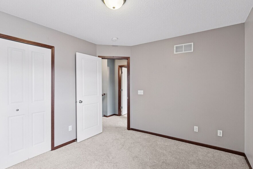 Building Photo - 15424 Foster Dr N