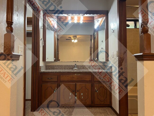 Building Photo - Charming Home