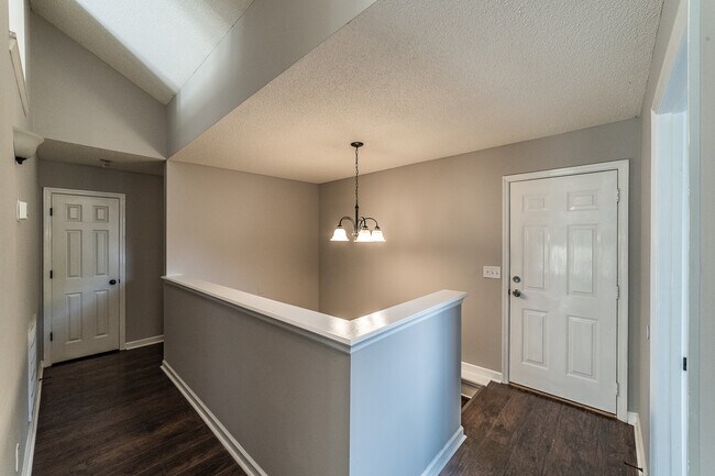 Building Photo - 2014 Fairway Hills Dr