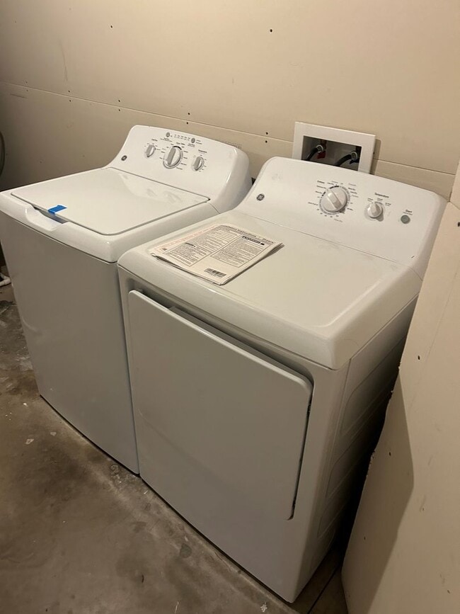 Building Photo - 3 Bed 2 Bath Twin home