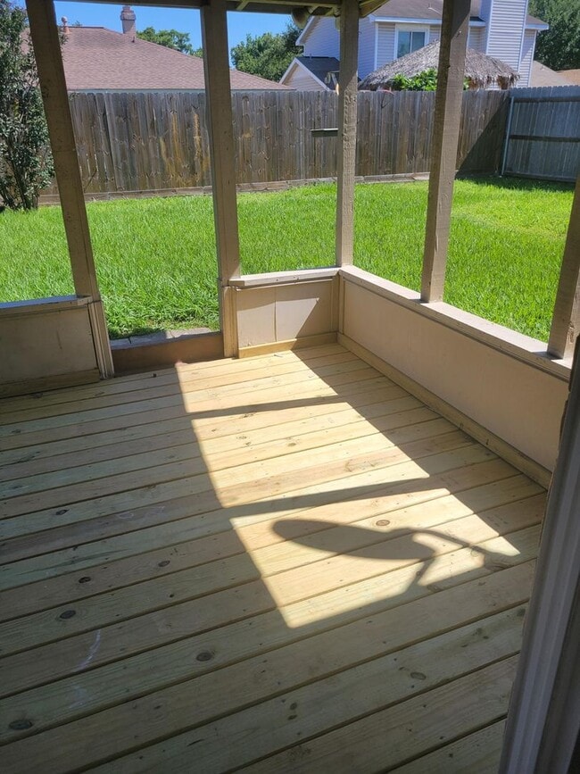 Building Photo - Pet Friendly, One Story 3 Bedroom Available!