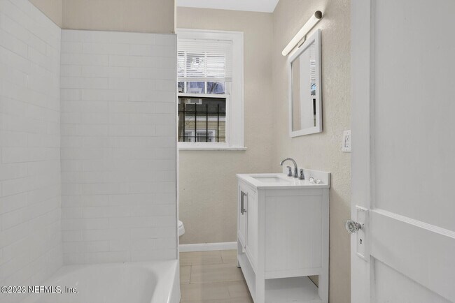 Building Photo - 525 W 18th St