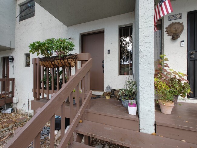 Building Photo - 1901 NW S River Dr