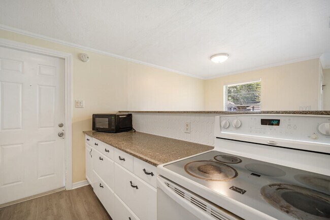 Building Photo - Move in Ready! Modern Style, Renovated 3 b...