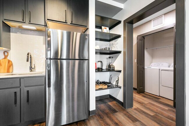 Building Photo - 611 Commerce St