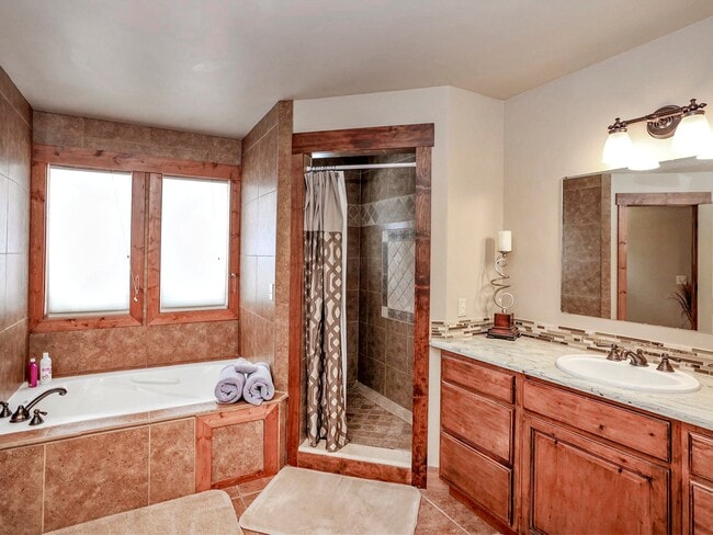 Building Photo - 235 Moonridge Dr