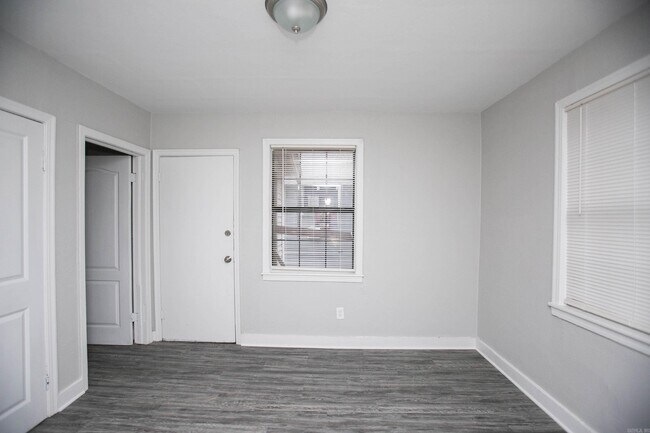 Building Photo - 304 S Clover St