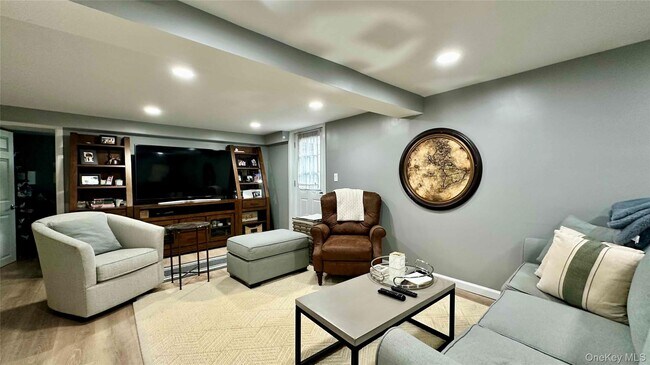 Building Photo - 39 W 7th St