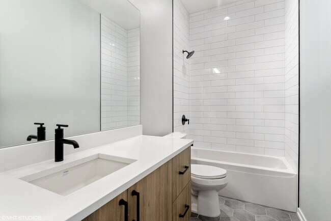 Building Photo - 648 E Bowen Ave