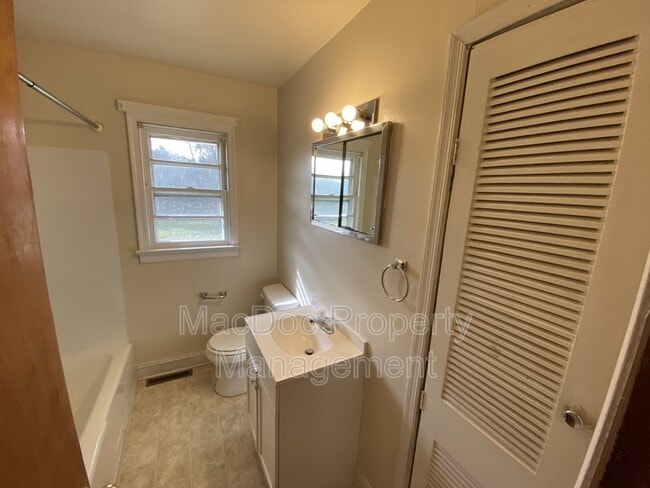 Building Photo - 10532 Robert E. Lee Drive