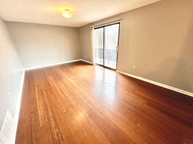 Building Photo - Sewickley Heights - Gorgeous Townhouse - 3...