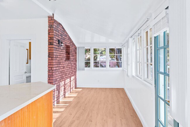 Building Photo - Downtown Napa 2 bdrm 1.5 Bath Home Availab...