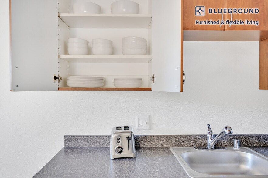 Building Photo - 1600 Villa St