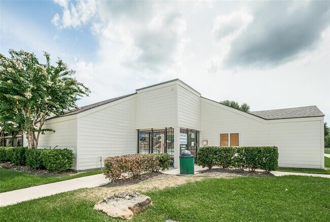 Building Photo - 19010 Dee Woods Dr