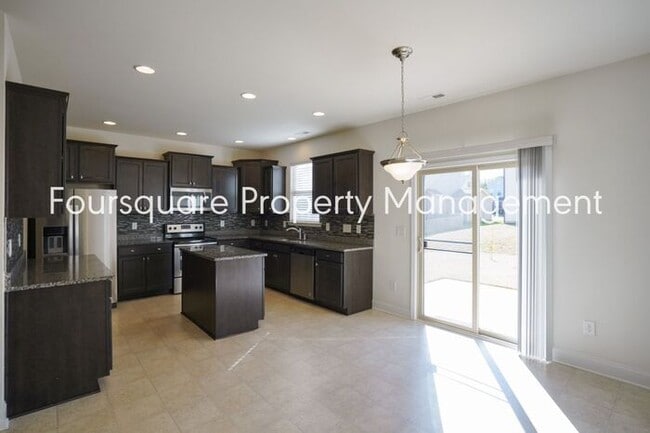 Building Photo - Spacious Single-Family Home with Open Floor Plan, Loft & Two-Car Garage – In the Popular Arrowhea...