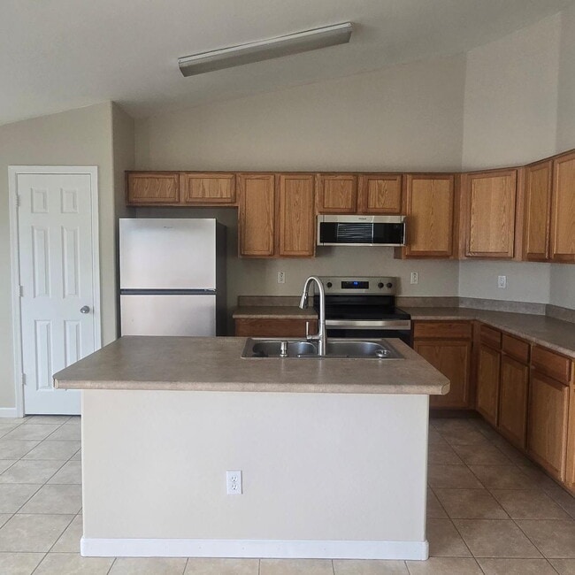 Building Photo - "Beautifully updated 3-Bed, 2-Bath Retreat in Phoenix