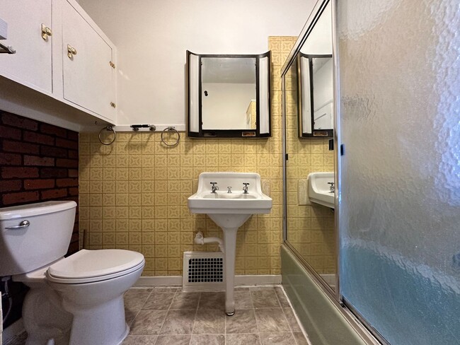 Building Photo - Two Bedroom Two Bathroom Available in Batt...