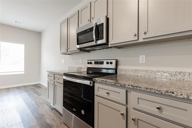 Building Photo - 9220 Golfview Cir