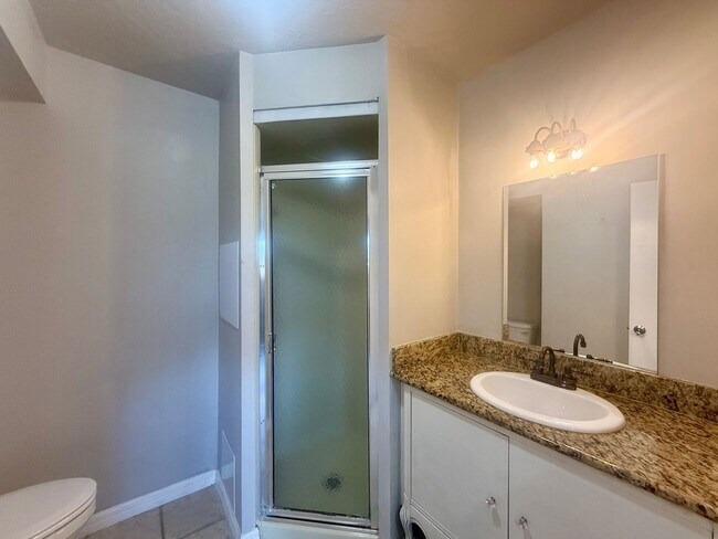 Building Photo - Centrally Located 2Bed/2Bath Condo for Rent in Sarasota