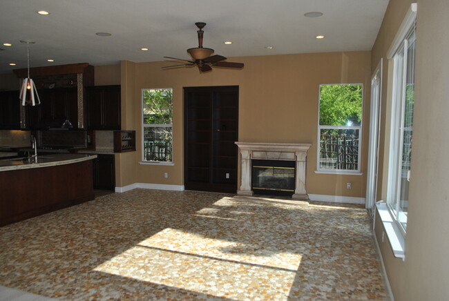Building Photo - Gorgeous 4 Bedroom Home in the Stonebriar ...