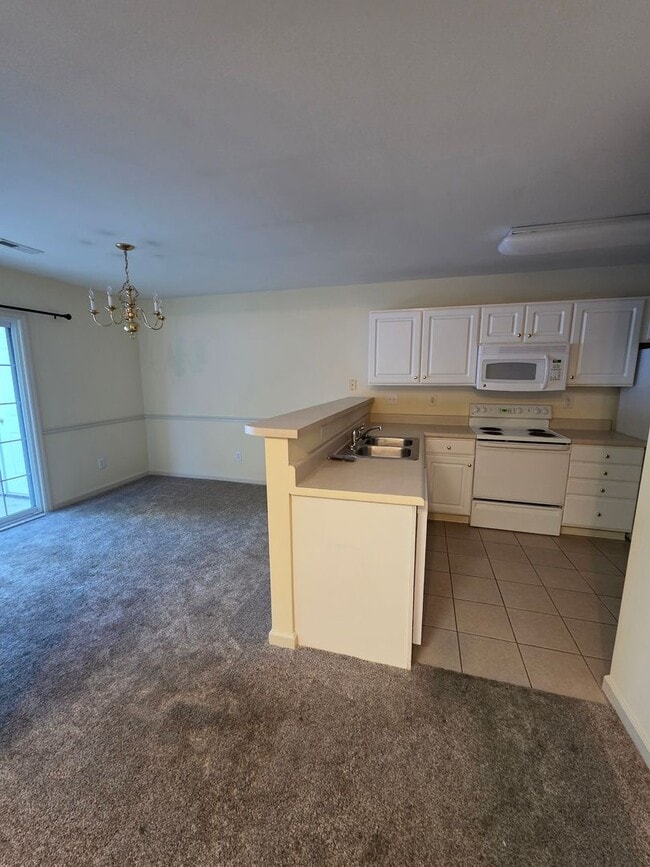 Building Photo - 3 BR Townhome in north High Point!