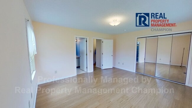 Building Photo - Spacious Ranch Home on 3 Acres