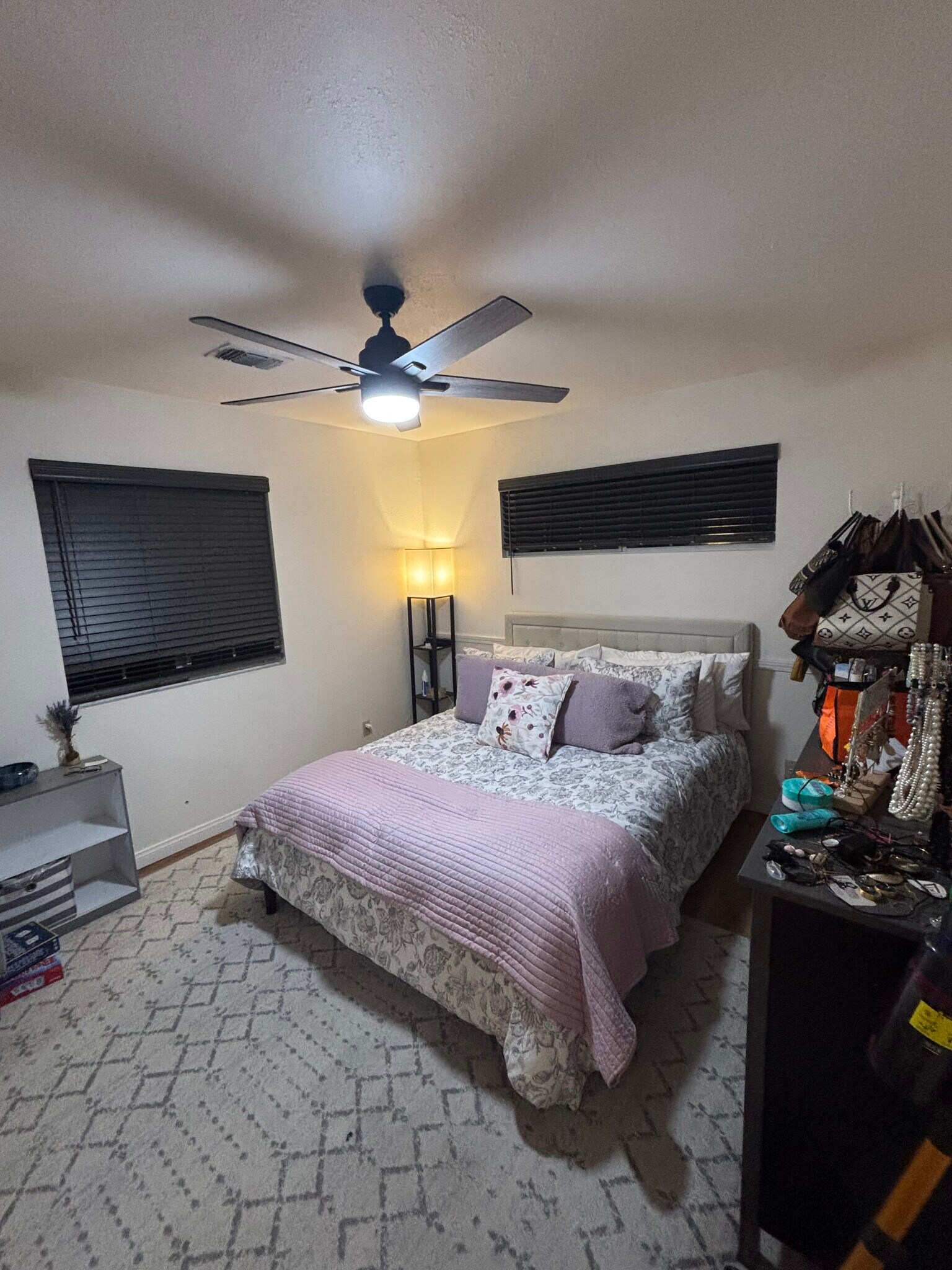 Building Photo - 535 N Yucca Ridge Rd