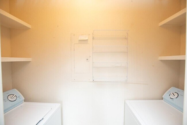 Building Photo - 4711 Spicewood Springs Rd