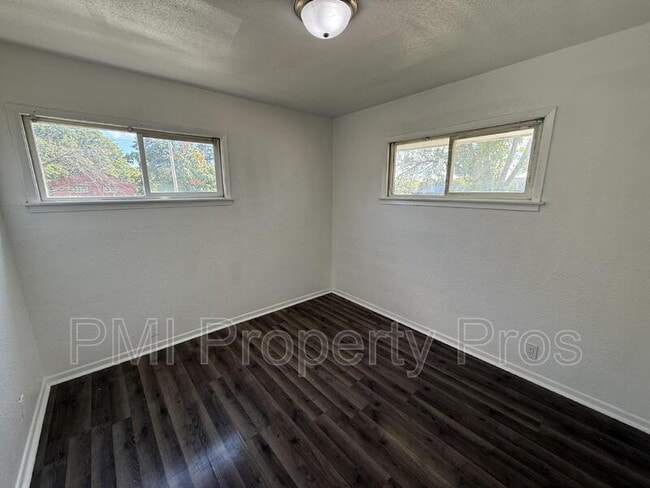 Building Photo - 5642 N 61st St