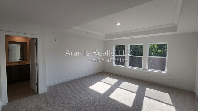 Building Photo - 450 Laurelwood Ln