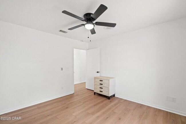 Building Photo - 224 E Lakeshore Dr