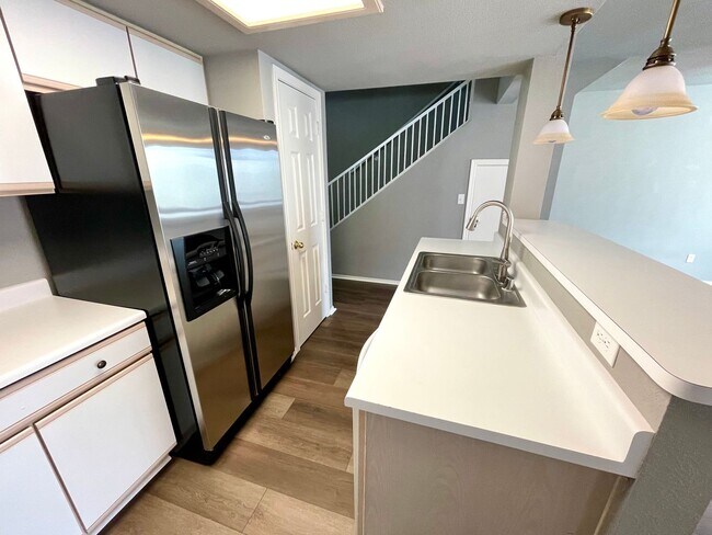 Building Photo - Nice 3 bedroom, 2.5 bathroom home in quiet neighborhood