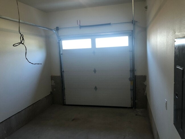 Building Photo - Newer 3 bedroom, 2.5 bath duplex in desirable neighborhood! MOVE IN SPECIAL!