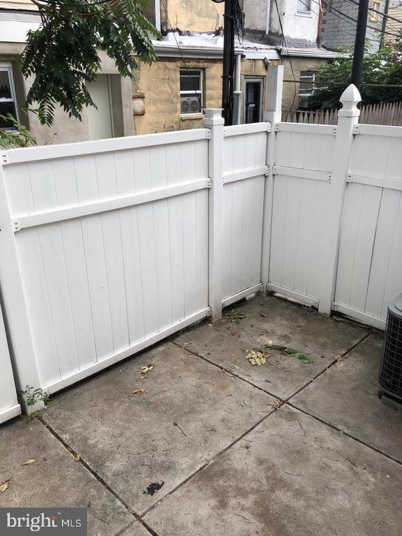 Building Photo - 2027 S Darien St