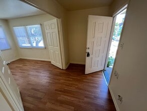 Building Photo - Great Student Housing.  3bd (Has been converted to 4 bedroom in past) 3bath house a block and a h...