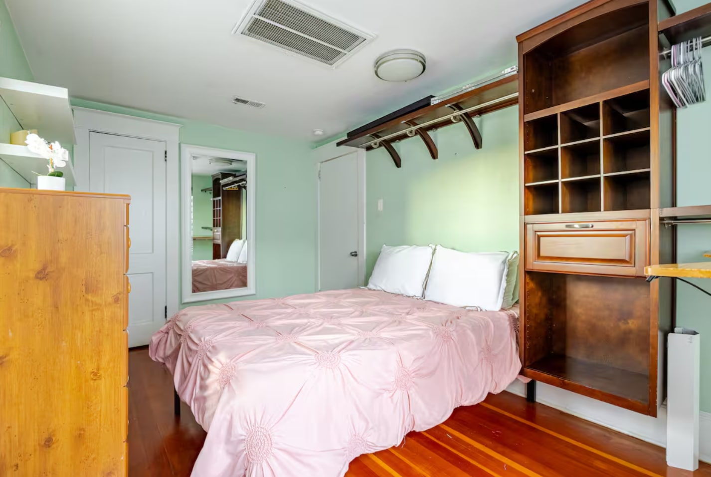 Building Photo - 1019 Berryville Ave