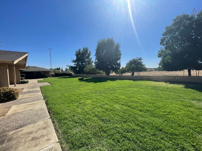 Building Photo - Custom home located next to Oakdale Country Club!