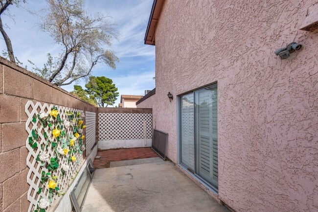 Building Photo - Charming Two-Story Townhome with Private Courtyard in Prime Las Vegas Location