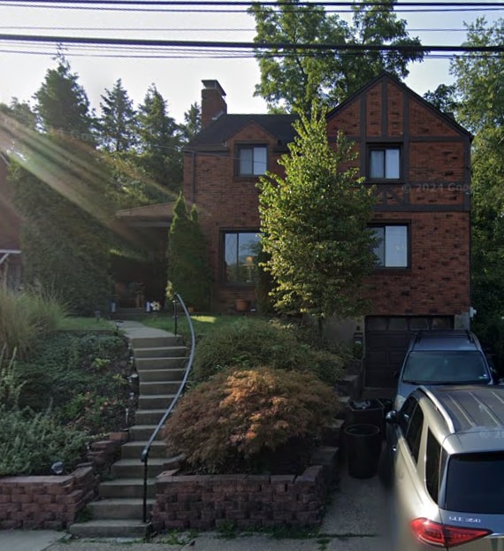 Building Photo - 126 Rae Ave