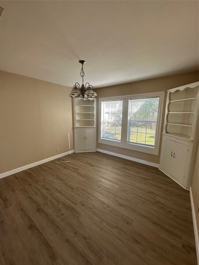 Building Photo - 6908 Moss Rose St
