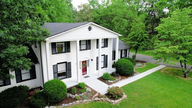 Building Photo - **RENOVATED COLONIAL ON OVER AN ACRE ZONED FOR WILLIAMSON COUNTY BRENTWOOD SCHOOLS**