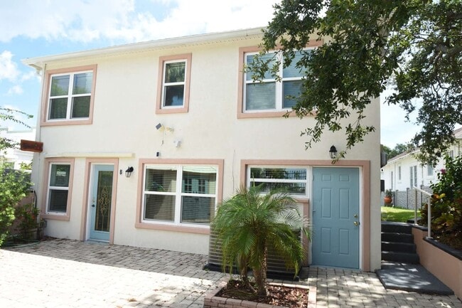 Building Photo - 403 N Oleander Ave