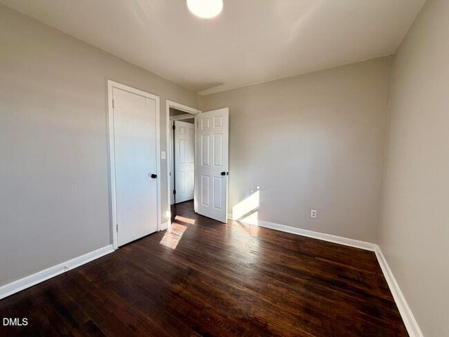 Building Photo - 910 E Divine St