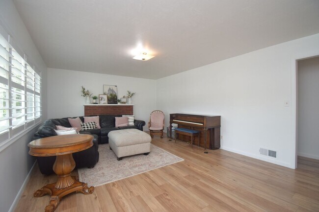 Building Photo - Cute 3 Bed 1.5 Bath home in Ogden!!!