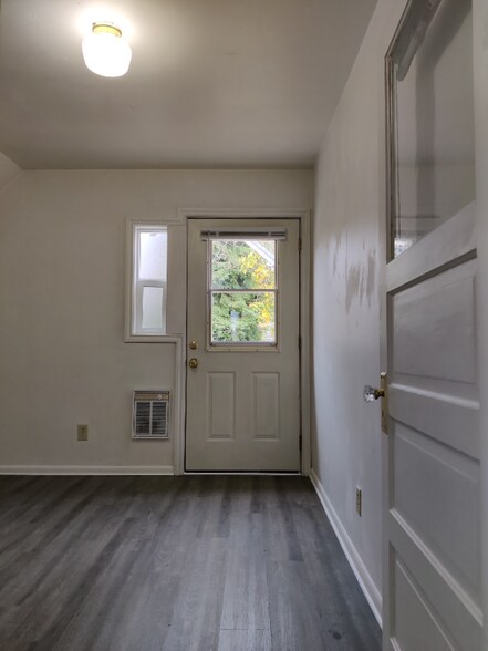 Building Photo - 4409 5th Ave NE